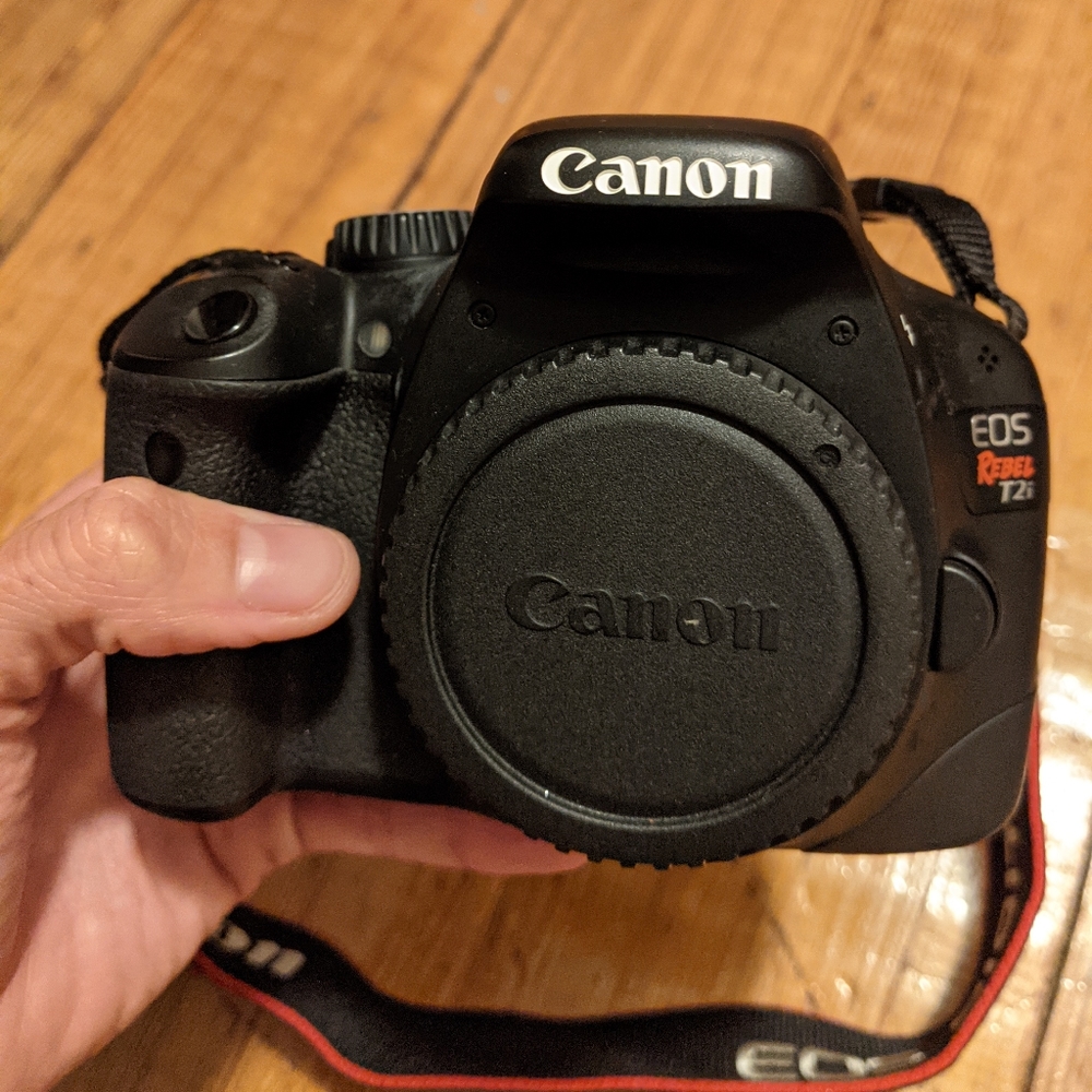 Canon DSLR camera t2i (BODY ONLY)